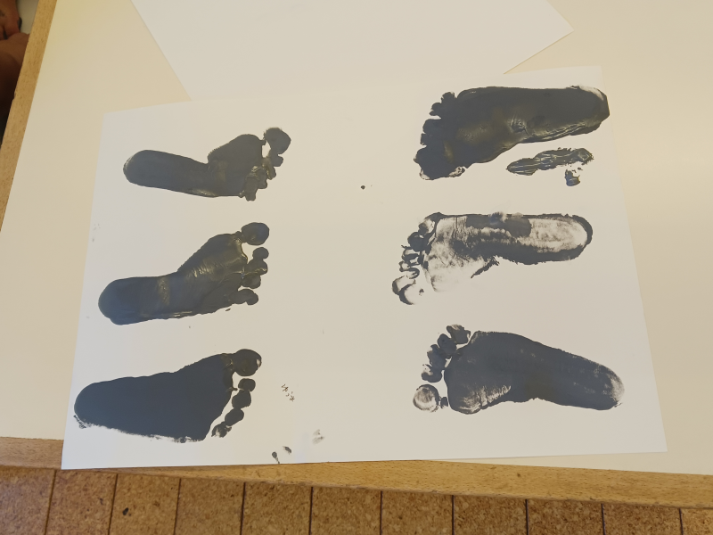 すみれ組 足型ペッタン!