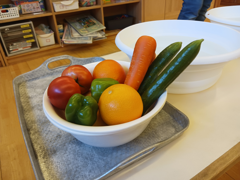 ちゅうりっぷ組 食育活動 お水に浮く野菜、沈む野菜☆
